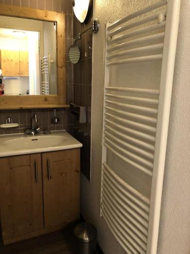 une salle de bain avec un lavabo et un miroir dans l'établissement Résidence Christiania - APPARTEMENT ALPE D'HUEZ QUARTIER BERGERS MAE-2941, à Huez