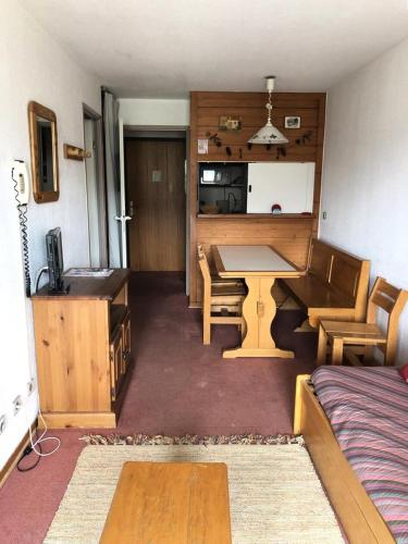 un salon avec une table et un canapé dans l'établissement Résidence Christiania - APPARTEMENT ALPE D'HUEZ QUARTIER DES BERGERS MAE-3041, à Huez