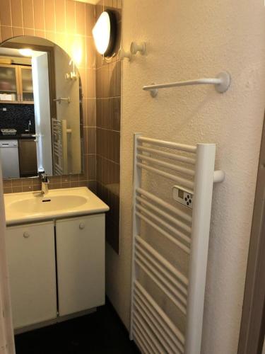 une petite salle de bain avec un lavabo et un miroir dans l'établissement Résidence Christiania - APPARTEMENT ALPE D'HUEZ QUARTIER DES BERGERS MAE-3041, à Huez