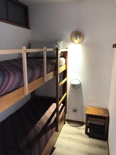 une chambre avec deux lits superposés et une table dans l'établissement Résidence Christiania - APPARTEMENT ALPE D'HUEZ QUARTIER DES BERGERS MAE-3041, à Huez