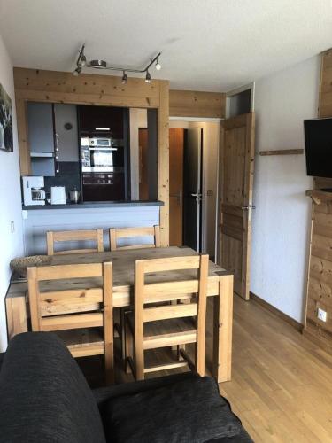 Il comprend un salon avec une table à manger et une cuisine. dans l'établissement Résidence Christiania - APPARTEMENT ALPE D'HUEZ QUARTIER BERGERS MAE-3141, à Huez