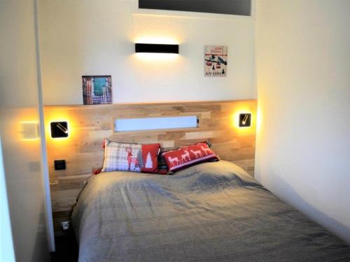 une chambre avec un lit avec deux oreillers dessus dans l'établissement Résidence Christiania - APPARTEMENT ALPE D'HUEZ QUARTIER BERGERS MAE-3181, à Huez