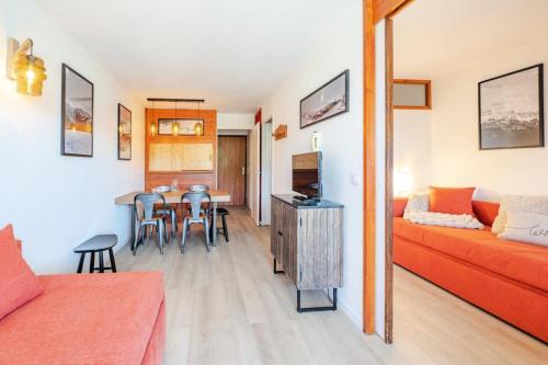 un salon avec un canapé et une table dans l'établissement Résidence Christiania - APPARTEMENT ALPE D'HUEZ QUARTIER DES BERGERS MAE-3301, à Huez