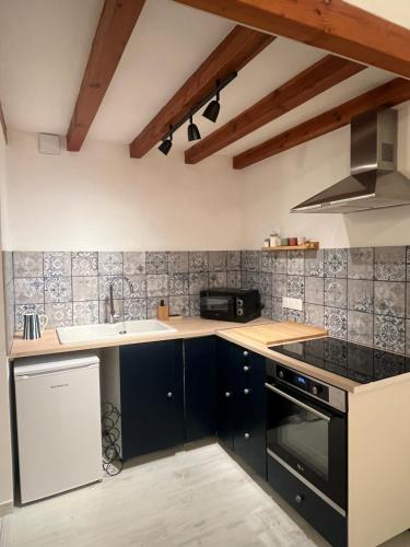 シャランにあるAppartement au cœur du centre villeのシンクとコンロのあるキッチン