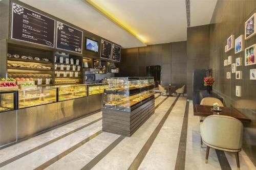a bakery with a display case in a restaurant at Kempinski Hotel Fuzhou in Fuzhou