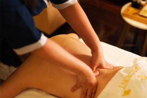 a woman getting a massage on a persons legs at Kempinski Hotel Fuzhou in Fuzhou