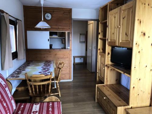 une cuisine et une salle à manger avec une table et des chaises dans l'établissement Résidence Christiania - APPARTEMENT ALPE D'HUEZ QUARTIER BERGERS MAE-3381, à Huez