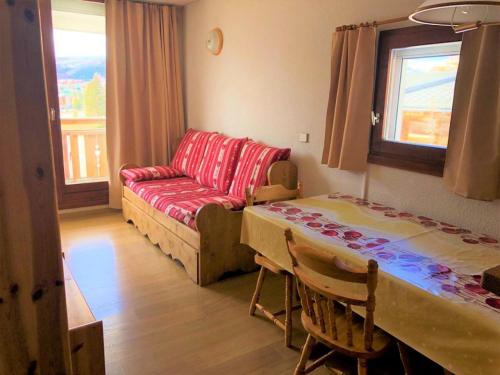un salon avec un canapé et une table dans l'établissement Résidence Christiania - APPARTEMENT ALPE D'HUEZ QUARTIER BERGERS MAE-3381, à Huez