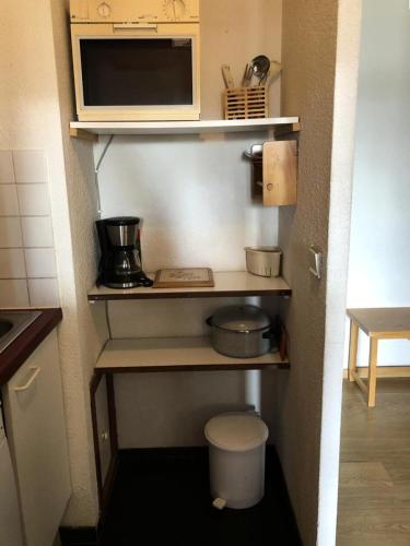 Il comprend une petite cuisine équipée d'un four micro-ondes et d'un comptoir. dans l'établissement Résidence Christiania - APPARTEMENT ALPE D'HUEZ QUARTIER BERGERS MAE-3381, à Huez