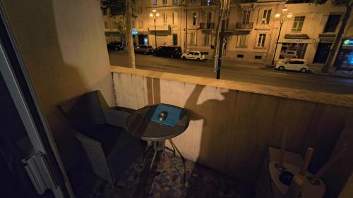 d'un balcon avec une table et une vue sur la rue. dans l'établissement Appartement Cannes Centre avec terrasse, à Cannes