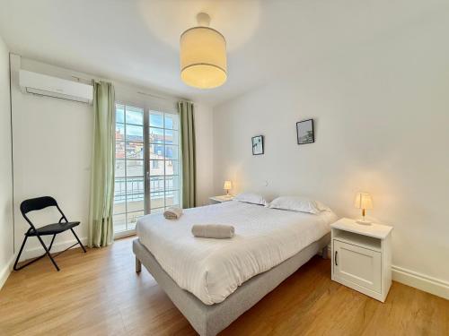 une chambre avec un lit, une chaise et une fenêtre dans l'établissement Moderne - Terrasse - Proche plages, à Carqueiranne