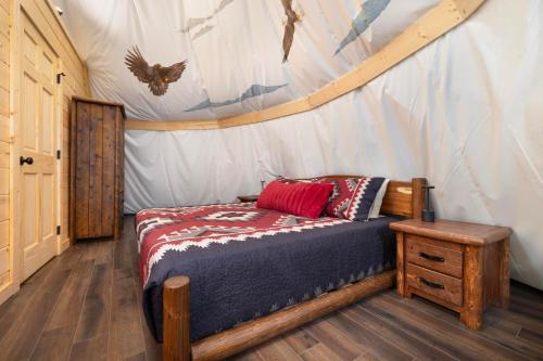 Postel nebo postele na pokoji v ubytování Soaring Dreams Teepee, No catch!