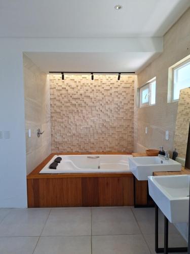 un ampio bagno con vasca e due lavandini di Casa Brisa Mansa l Paripueira a Paripueira