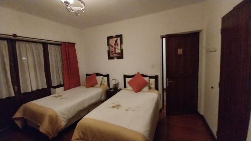 a room with two beds in a room at Mansión de la Bolivia in La Paz