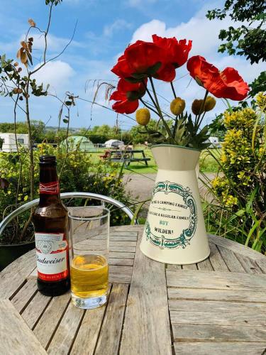 Minuman di Tregroes Glamping Pod