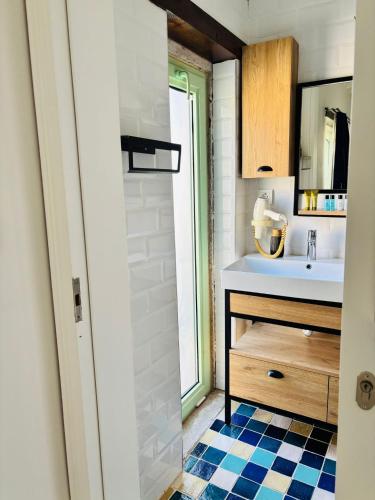 ein Badezimmer mit Waschbecken und Dusche in der Unterkunft Sadele Hacımemiş in Cesme