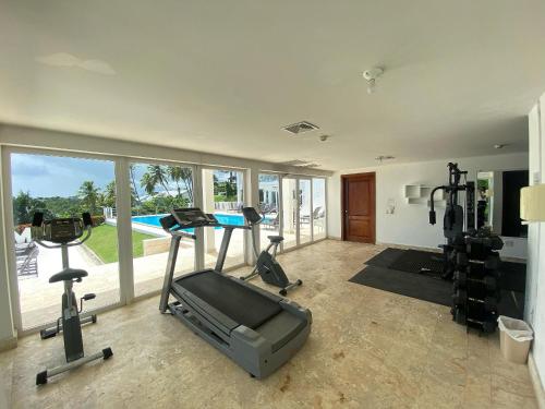 Fitness centrum a/nebo fitness zařízení v ubytování Cozy Oceanview Retreat Samana XIV-101
