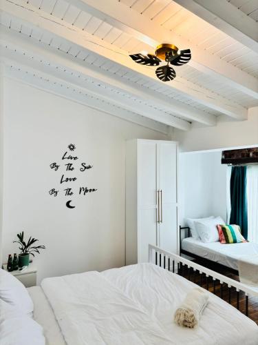 ein Schlafzimmer mit zwei Betten und einem Deckenventilator in der Unterkunft Sadele Hacımemiş in Cesme