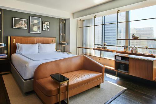 Postel nebo postele na pokoji v ubytování Thompson Dallas, by Hyatt