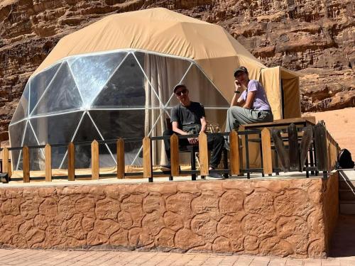 Tetamu yang menginap di Malak rum luxury camp