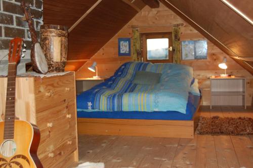 a bedroom with a bed in a wooden cabin at Holiday Home Tone in Frajhajm
