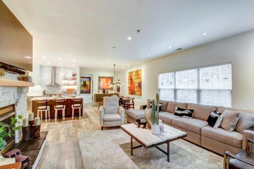 Ruang duduk di Modern Condo and Golf Course View, Near Hiking!