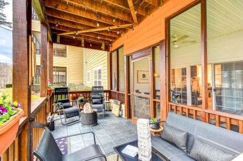 Balkoni atau teres di Modern Condo and Golf Course View, Near Hiking!