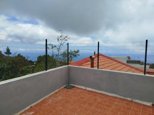 un balcone di una casa con vista sull'oceano di Vivienda VACACIONAL LA PASADA a Las Casas