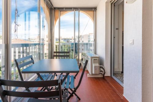 une table et des chaises sur un balcon avec vue dans l'établissement Appartement cocooning, à Fréjus