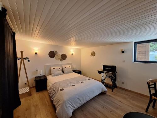 a bedroom with a large bed with a ceiling at Maison cosy au calme avec jardin clos sans vis a vis, proche de vichy, clermont-ferrand, riom, in Saint-André-le-Coq