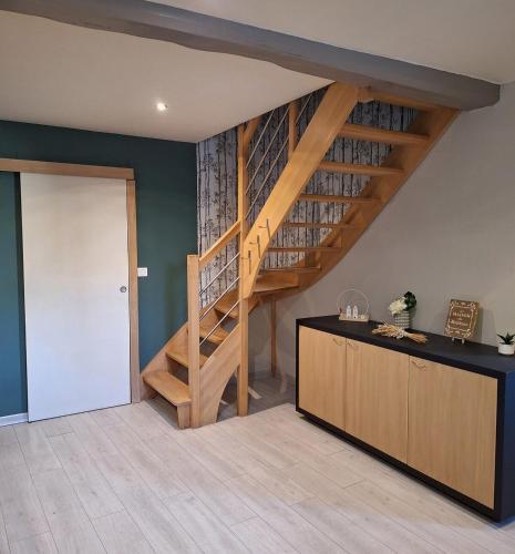 une chambre avec un escalier en bois et une chambre avec une porte dans l'établissement Maison cosy au calme avec jardin clos sans vis a vis, proche de vichy, clermont-ferrand, riom,, à Saint-André-le-Coq