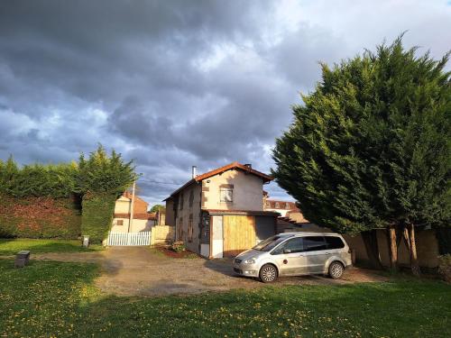 a car parked in front of a house at Maison cosy au calme avec jardin clos sans vis a vis, proche de vichy, clermont-ferrand, riom, in Saint-André-le-Coq