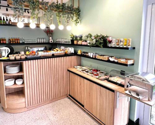 un ristorante con un bancone con del cibo sopra di Villa del Mar a Łeba