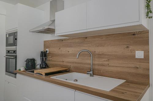 a kitchen with a sink and a counter top at La promenade de Vernon - Giverny in Vernon