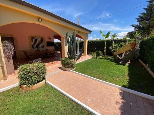 un cortile di una casa con un vialetto in mattoni di Villa Gilda a Gallipoli