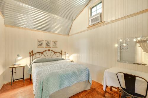 una camera da letto bianca con un letto e una finestra di Cozy Couples Cabin Retreat in Concan! a Concan
