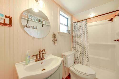 un bagno con lavandino, WC e specchio di Cozy Couples Cabin Retreat in Concan! a Concan