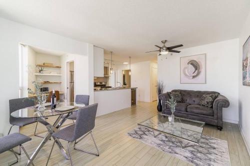 una sala de estar con un sofá y una mesa en Gorgeous Water View Unit in Downtown Vancouver, en Vancouver