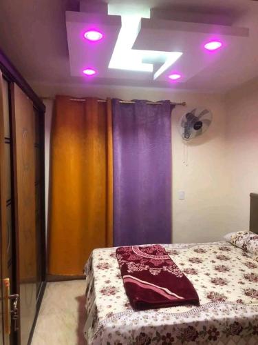 Postel nebo postele na pokoji v ubytování الاغوار هاوس
