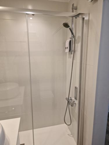 a bathroom with a shower with a glass door at Front Arc in Barcelona