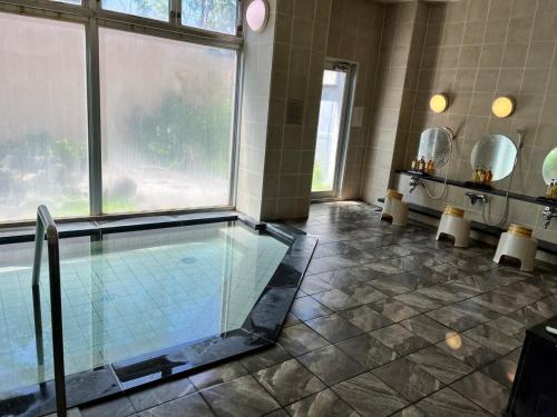 une grande salle de bain avec piscine dans une chambre dans l'établissement Kitaguni Grand Hotel - Vacation STAY 97235v, à Oshidomari