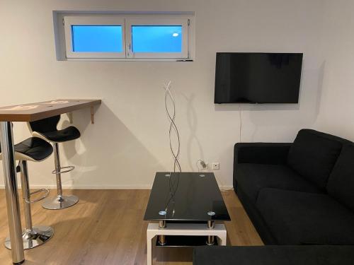 TV a/nebo společenská místnost v ubytování Privates Gästezimmer mit eigenem Bad & Küche im UG