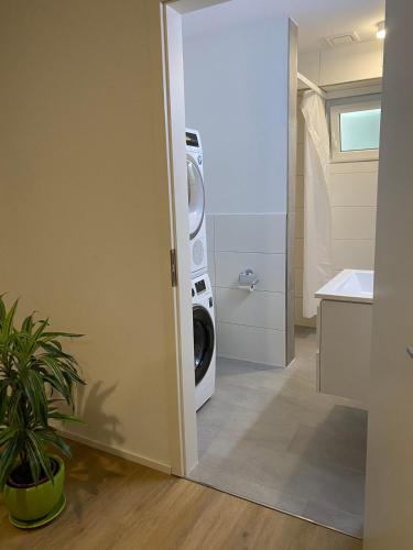 Koupelna v ubytování Privates Gästezimmer mit eigenem Bad & Küche im UG