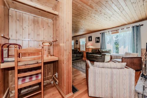 Χώρος καθιστικού στο Rustic Vibes W Pool & Hot Tub - Tobermory