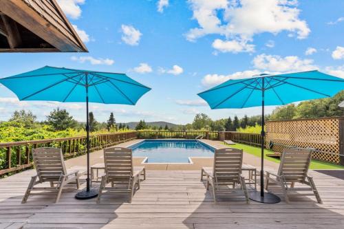 Bazén v ubytování Vermont Retreat with private pool and tennis court nebo v jeho okolí