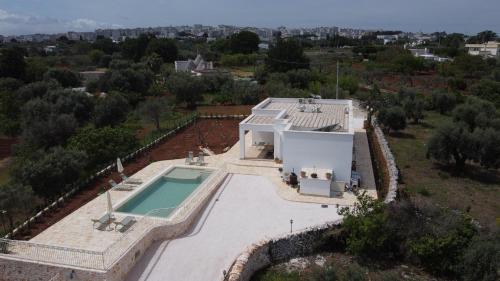 an aerial view of a house with a swimming pool at Antichi Saperi - Villa con piscina Cisternino in Cisternino