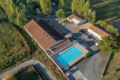 une vue aérienne d'une maison avec piscine dans l'établissement Camping les mizottes, à Saint-Michel-en-lʼHerm