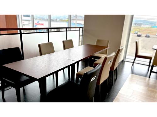 a dining room with a table and chairs at Sunnemu Hotel In Honjo - Vacation STAY 04605v in Yurihonjo