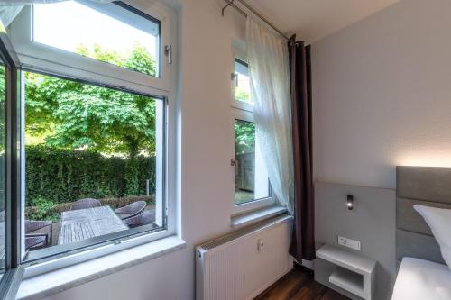 a room with a window with a view of a yard at Ferienwohnung "Kleines Meer" in Waren