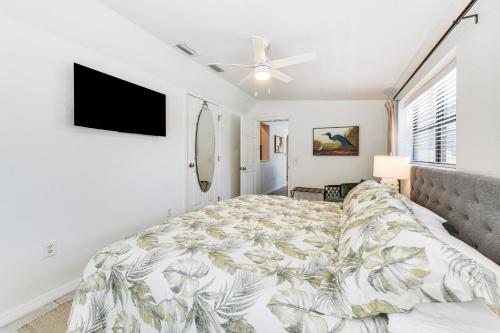 Ein Bett oder Betten in einem Zimmer der Unterkunft Canal-Front Vacation Rental with Gulf Access!